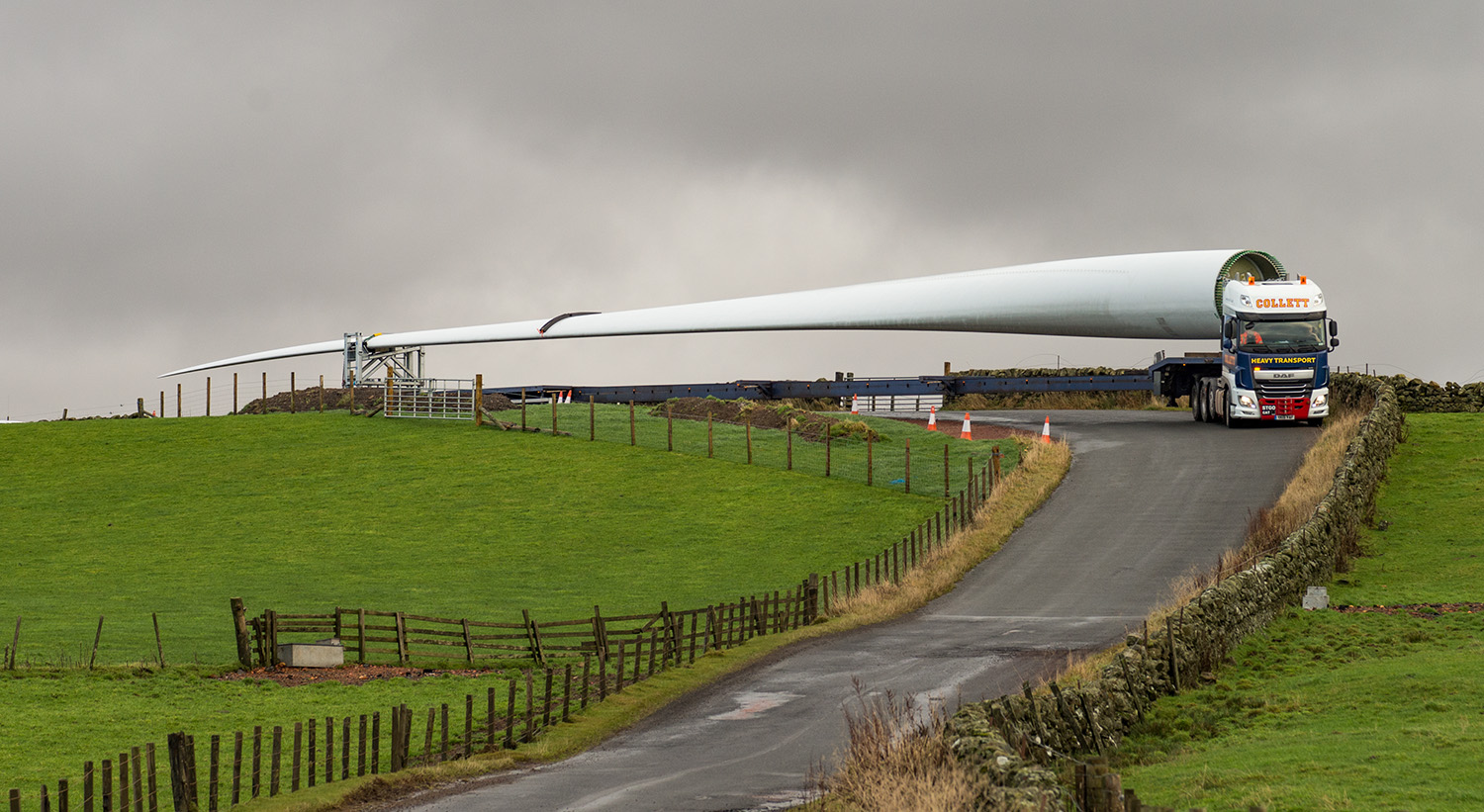 Wind turbine blade maintenance